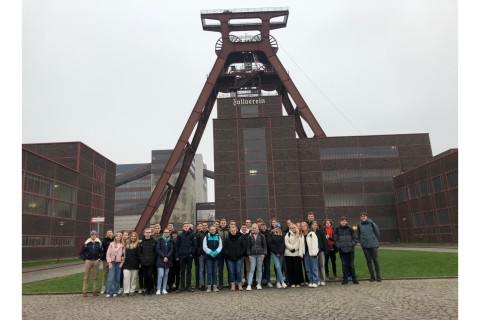 Schülerinnen und Schüler erkunden die Zeche Zollverein in Essen