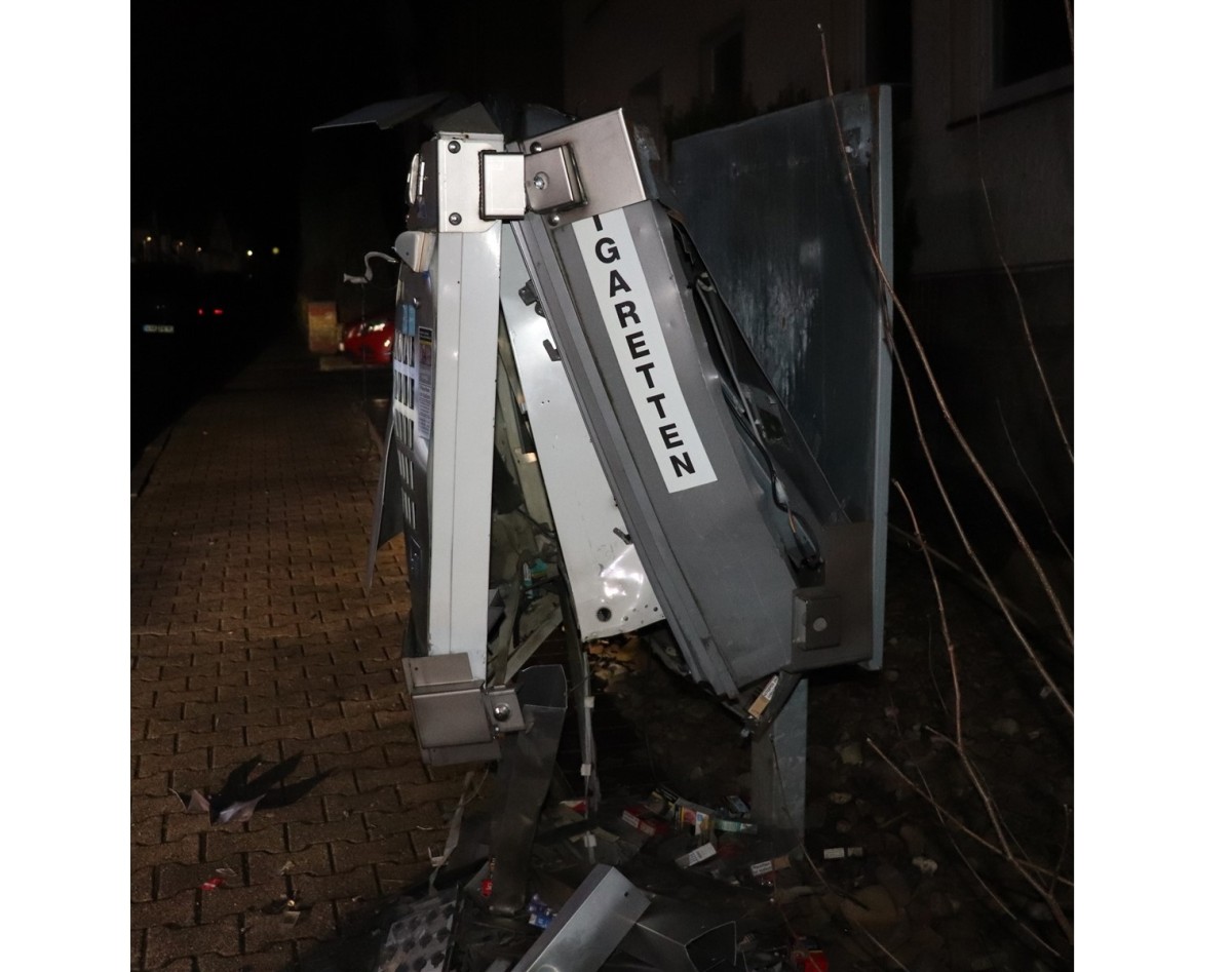 POL-HX: Zigarettenautomat gesprengt - Zeugenaufruf Warburg (ots)