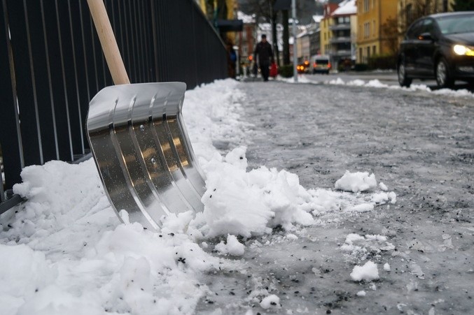 Bei Eis und Schnee müssen Bürgersteige geräumt werden. Foto: HUK-COBURG 