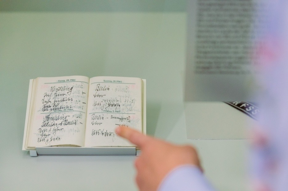 In der öffentlichen Führung durch die Dauerausstellung „Ideologie und Terror der SS“ steht am Sonntag, 24. Juli, um 15 Uhr im Kreismuseum Wewelsburg der private Taschenkalender Himmlers im Fokus. (Fot