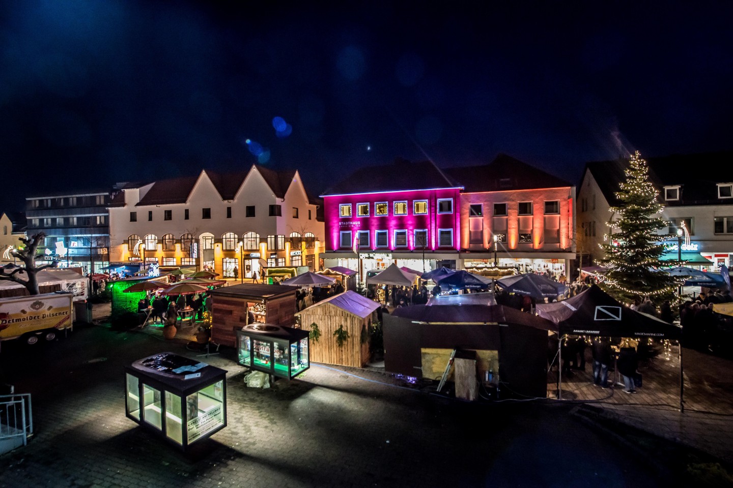 Foto (Bad Driburger Touristik GmbH/ Daniel Winkler): Eine atmosphärische Beleuchtung während des Bad Driburger Adventsmarktes stimmt am ersten Adventswochenende auf die gemütliche Weihnachtszeit ein. 