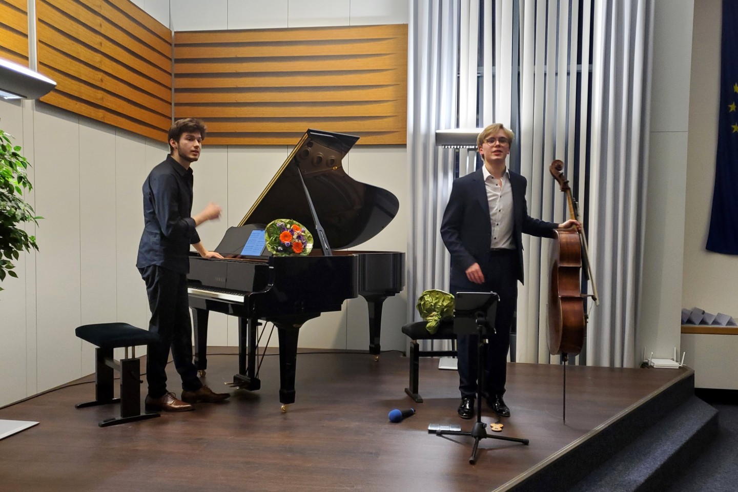 Die Künstler, der Pianist Robert Neumann und der Cellist Philipp Schupelius begeistern