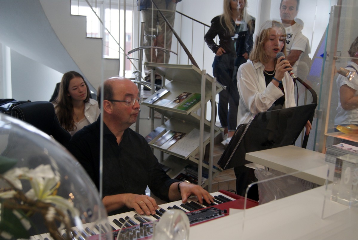 Erneut übernahm Hans-Hermann Jansen am Keyboard die musikalische Gestaltung der Eröffnungsfeier. Er hatte drei junge Solistinnen mitgebracht