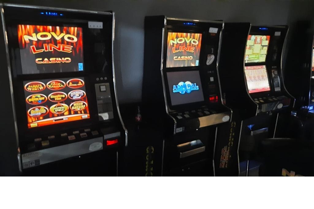 Fotos: Ein Spieltisch im illegalen Casino - Nicht angemeldete Geldspielautomaten wurden ebenfalls betrieben
