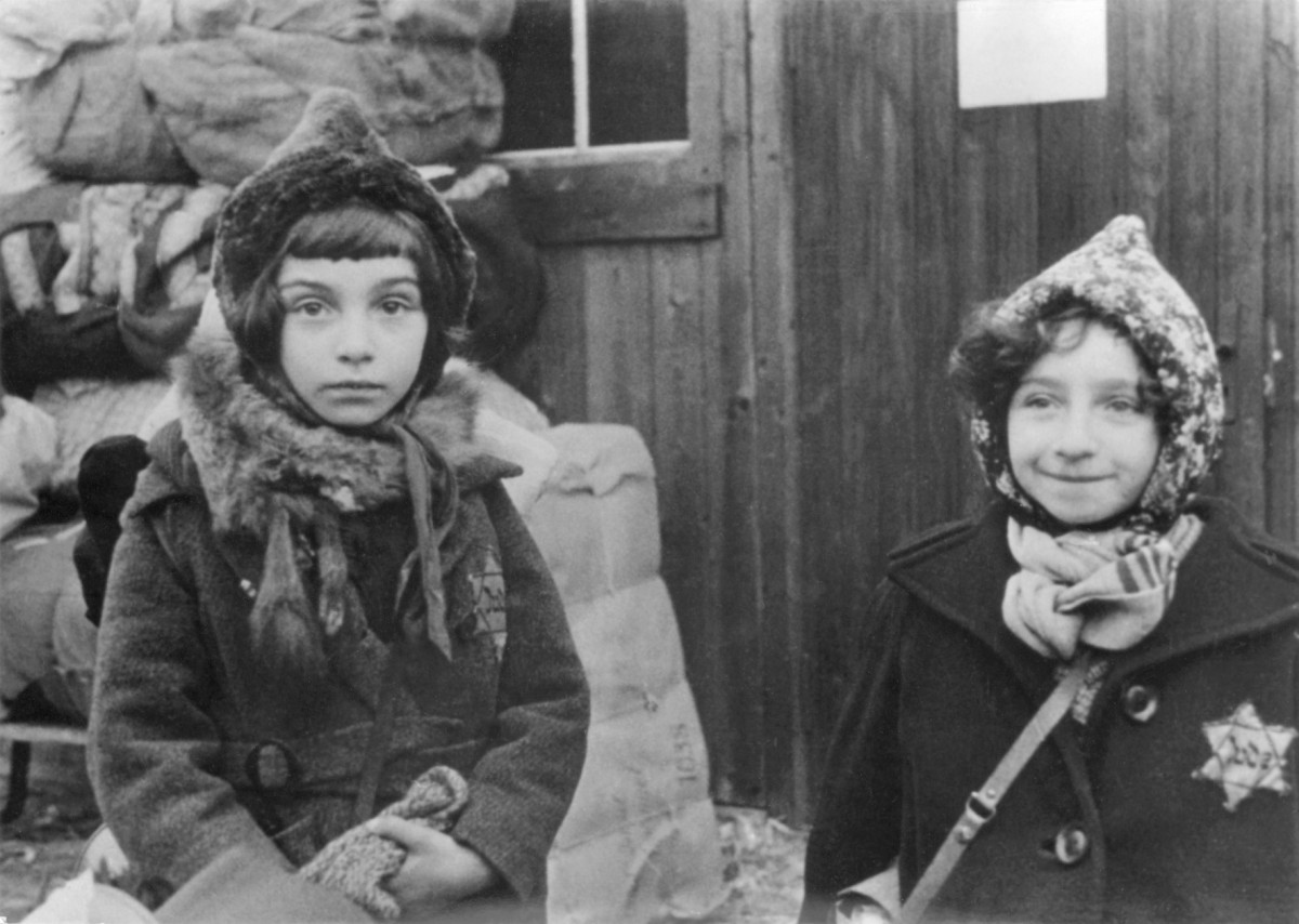Spurensuche: Diese beiden noch unbekannten Mädchen wurden am 20. November 1941 aus dem Lager Milbertshofen bei München nach Kaunas (Kowno) im besetzten Litauen deportiert und dort ermordet. Fotocredit: Fotograf*in unbekannt, Stadtarchiv München DE-1992-FS-NS-00013